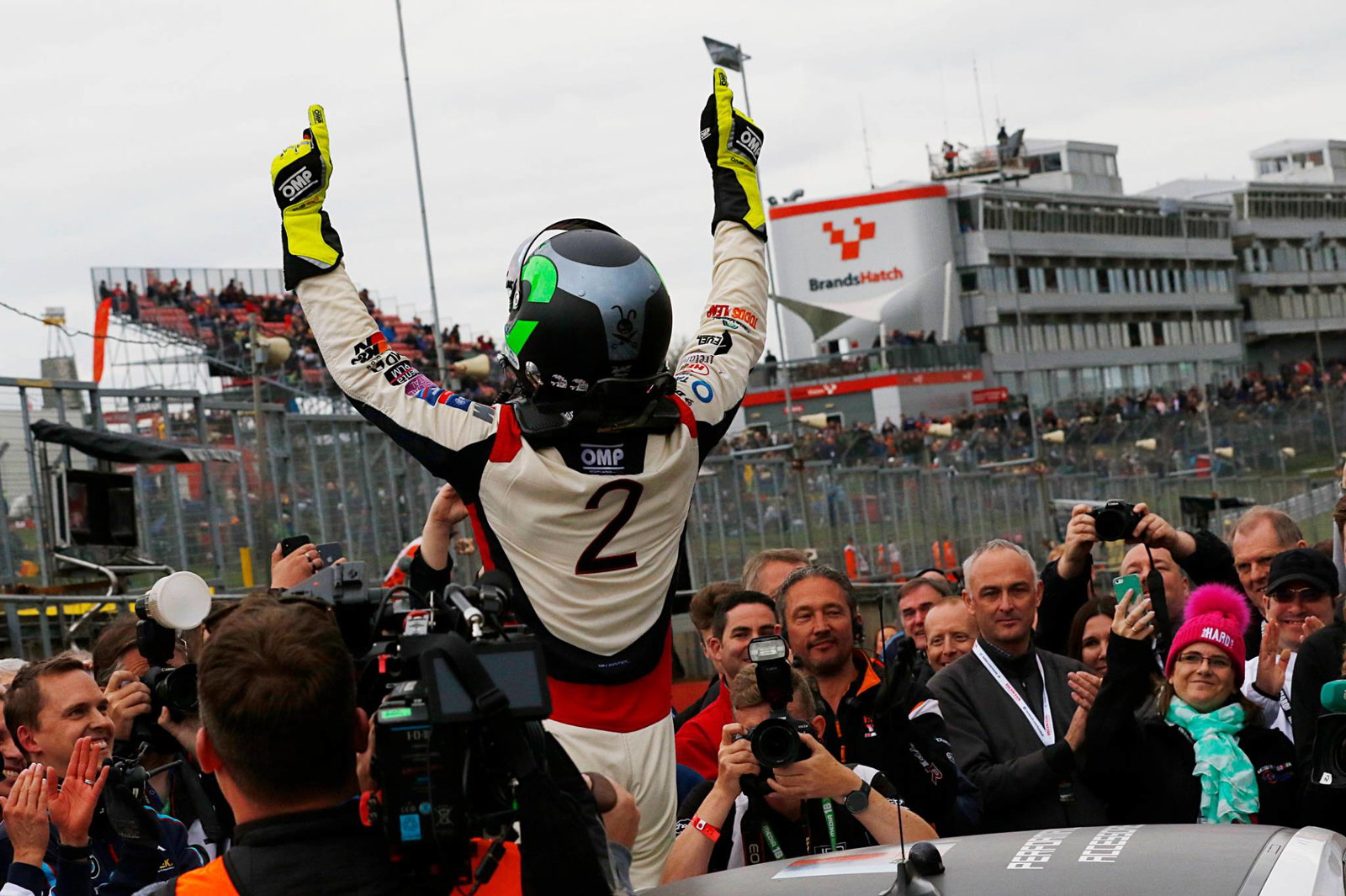 BTCC Brands Hatch GP: Sutton beats Cook in photo-finish for finale win