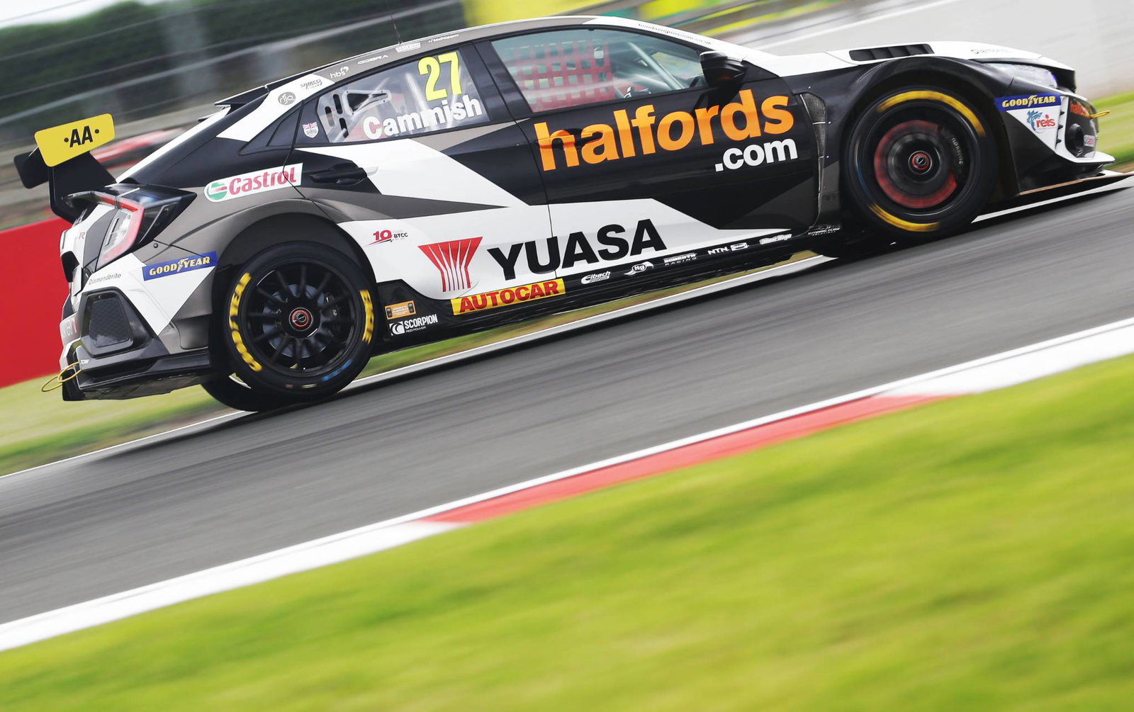 BTCC Thruxton: Cammish dominates second practice