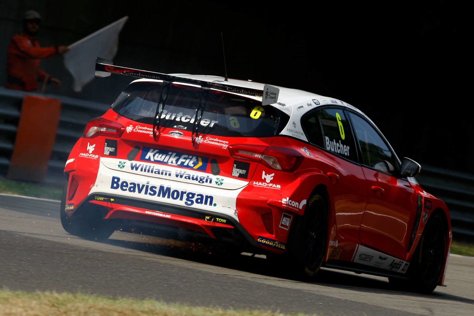 BTCC Brands Hatch GP: Oliphant fends off Sutton for first BTCC win