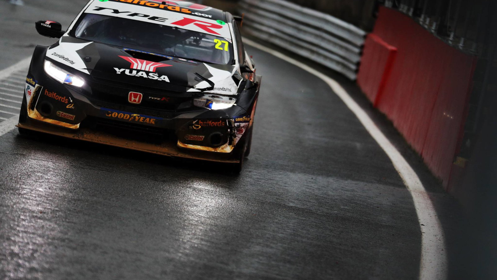 iDan Cammish (GBR) Halfords Yuasa Racing Honda Civic Type R 