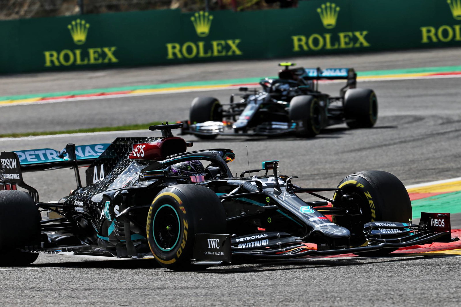 Lewis Hamilton mengatakan Max Verstappen 'mengemudi sendiri di F1 Red Bull'