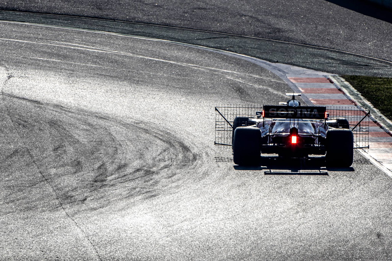 Perez tercepat pada pagi kedua saat kemudi Mercedes menimbulkan intrik