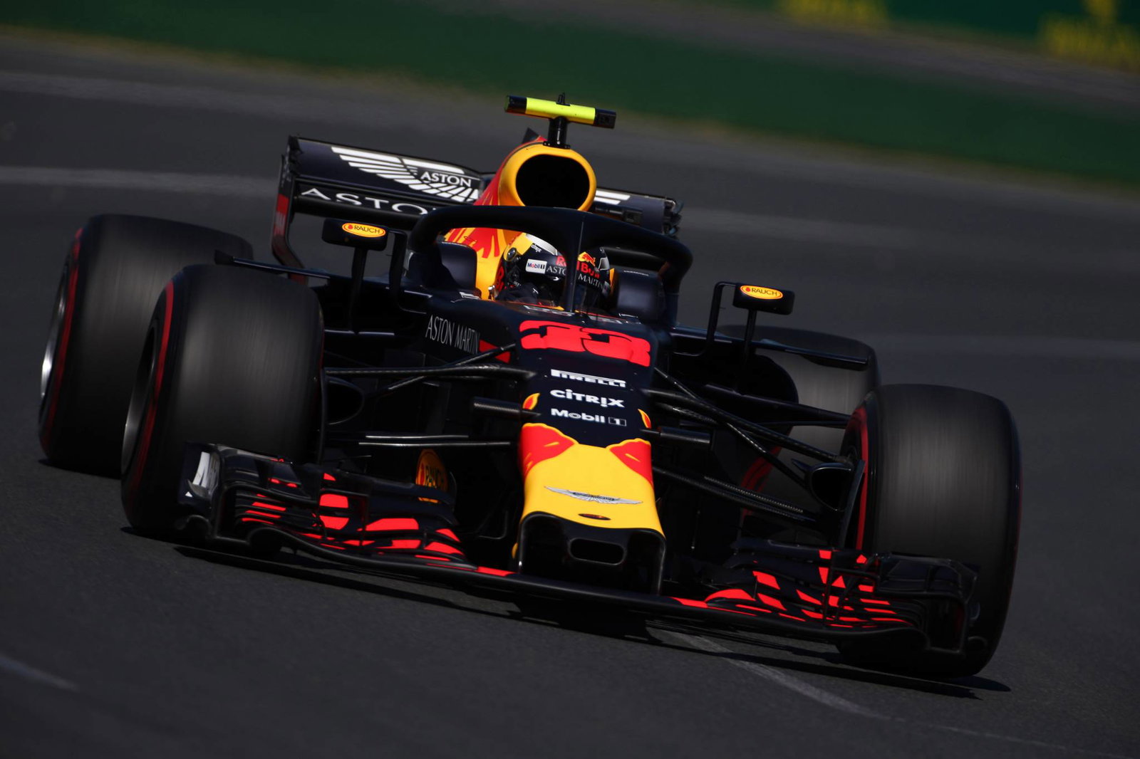 Lewis Hamilton mengalahkan Max Verstappen untuk memimpin latihan F1 Australia kedua