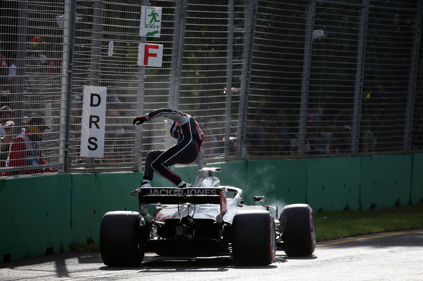 VIDEO: F1 GP Australia - Vettel dalam mode pesta