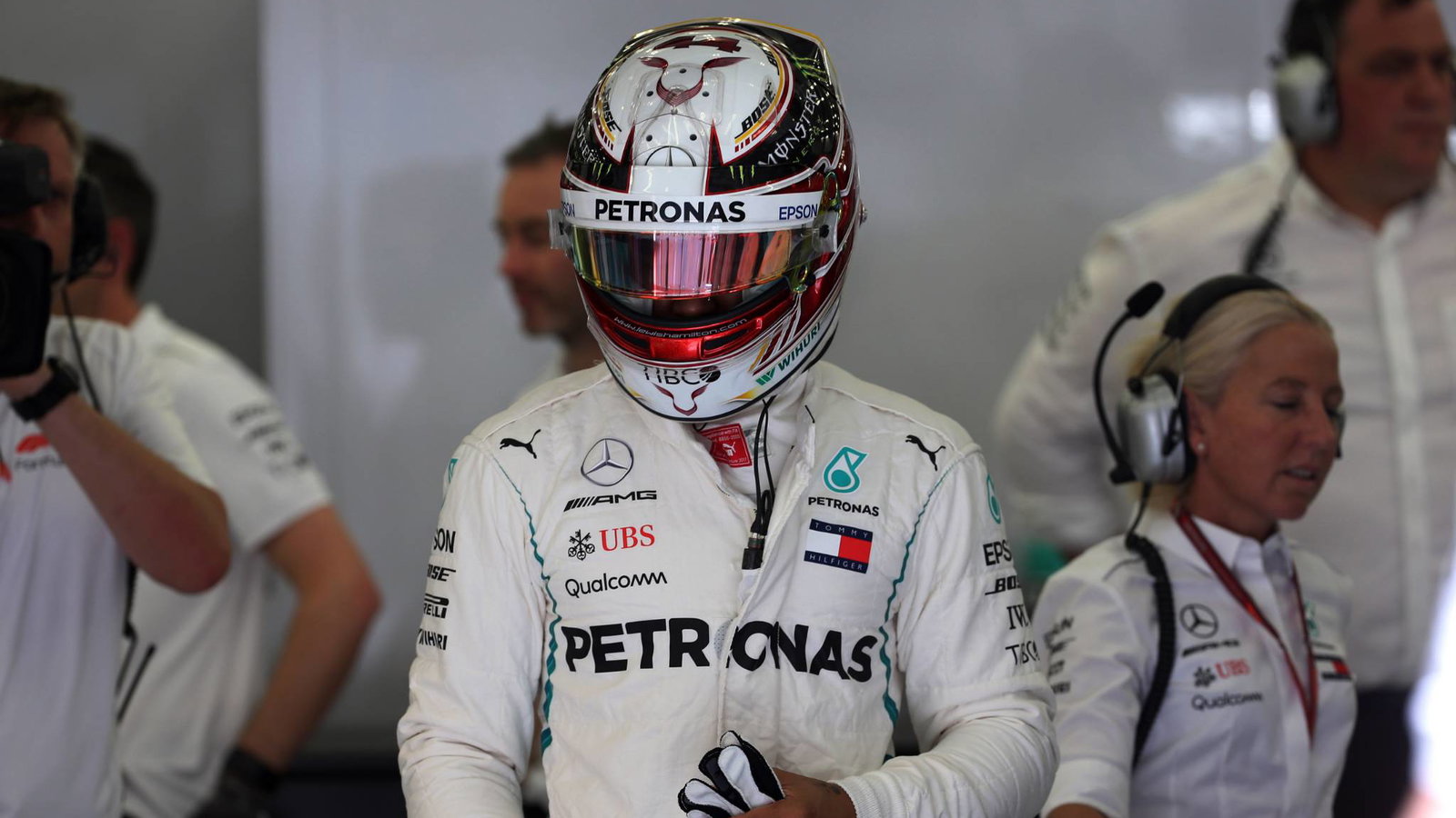 Lewis Hamilton leads Kimi Raikkonen in opening China F1 practice