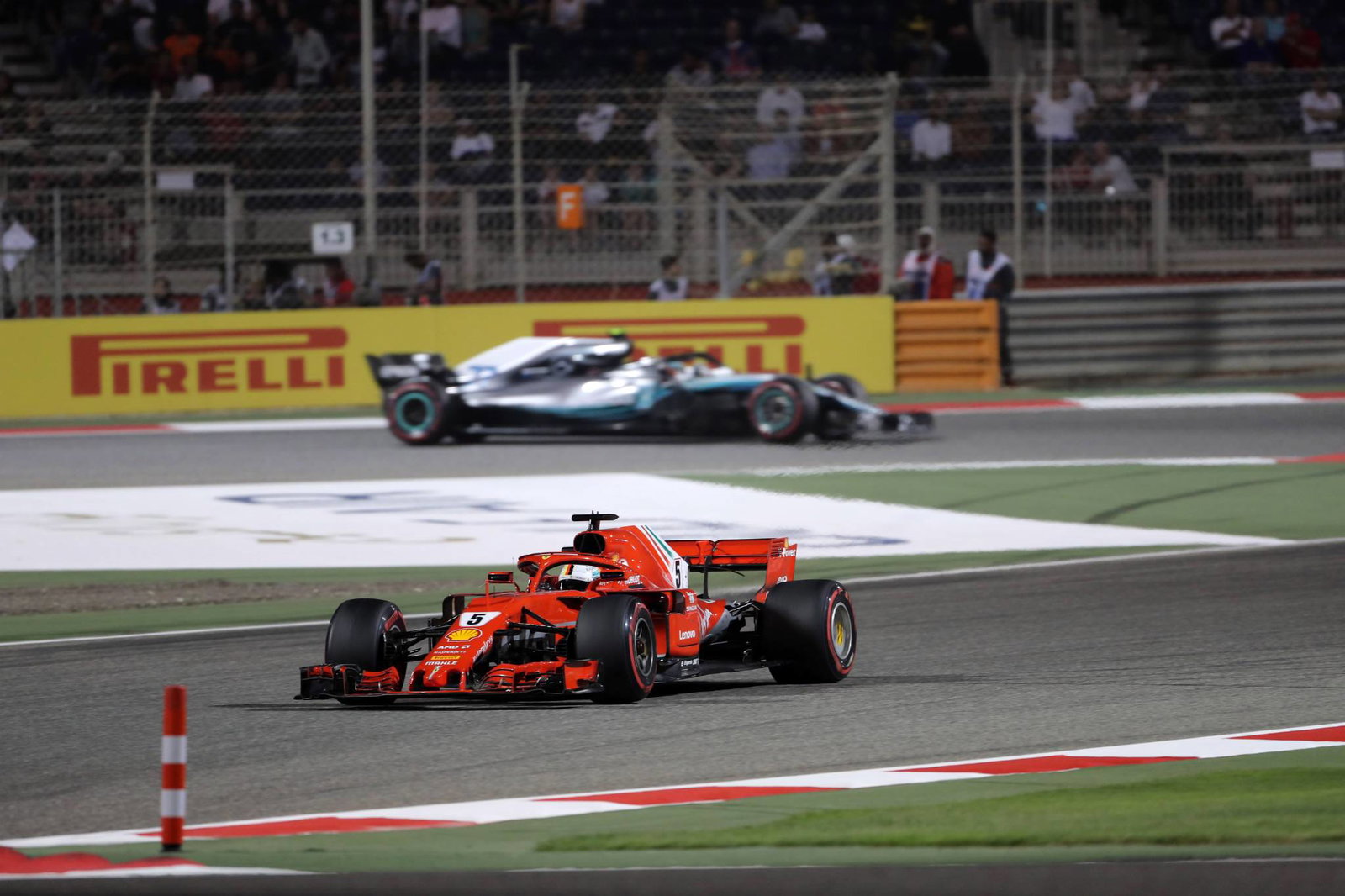 Sebastian Vettel bertahan untuk kemenangan dramatis F1 Bahrain setelah Bottas bertanggung jawab