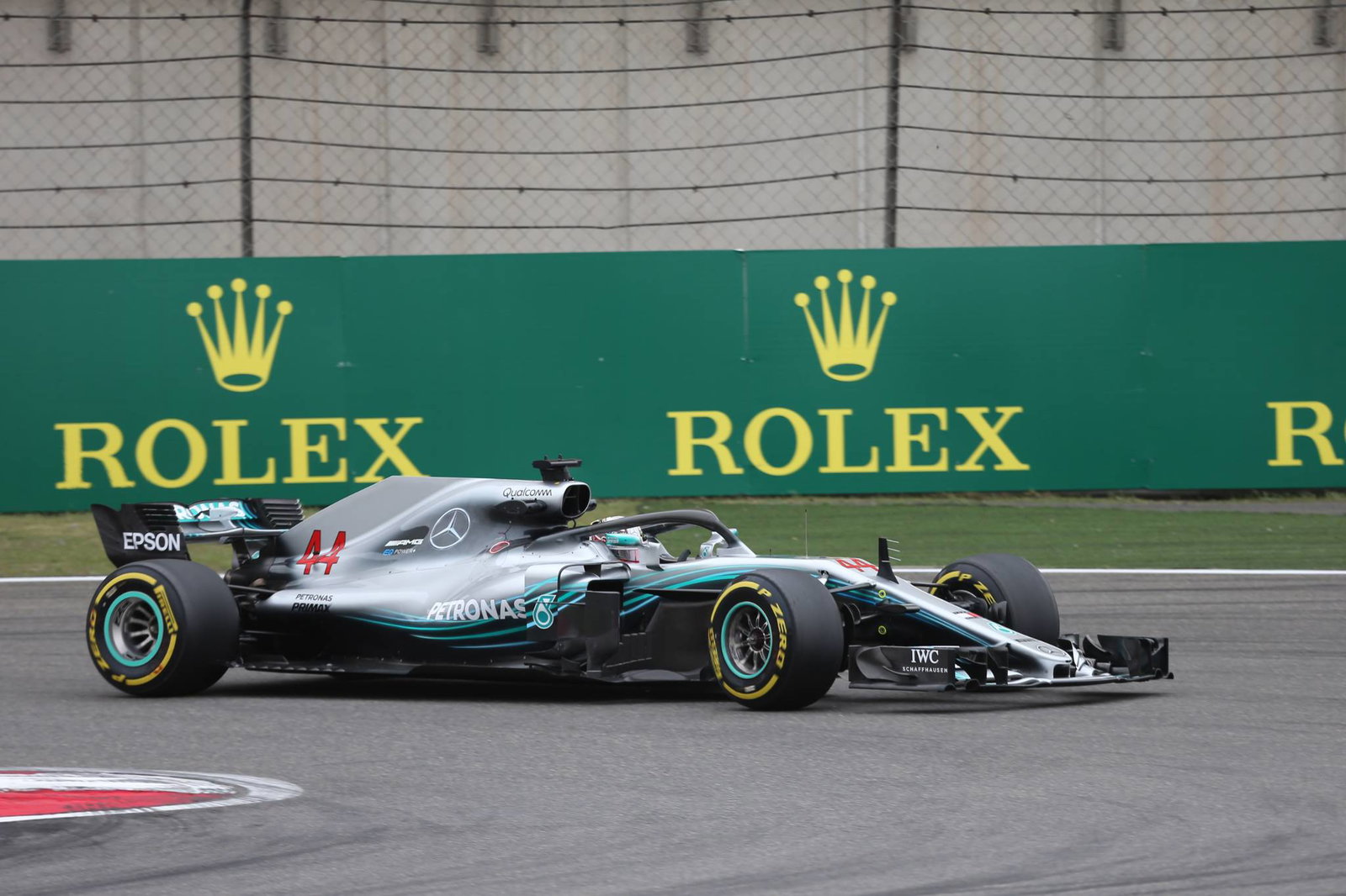 Lewis Hamilton menjadi tercepat lagi dalam latihan F1 China kedua untuk Mercedes