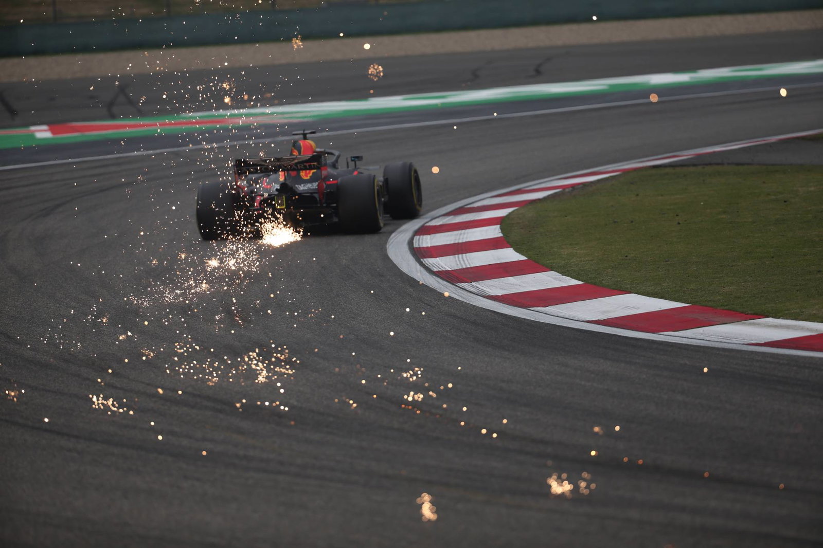 Lewis Hamilton unsure Mercedes F1 can challenge Ferrari in Chinese GP