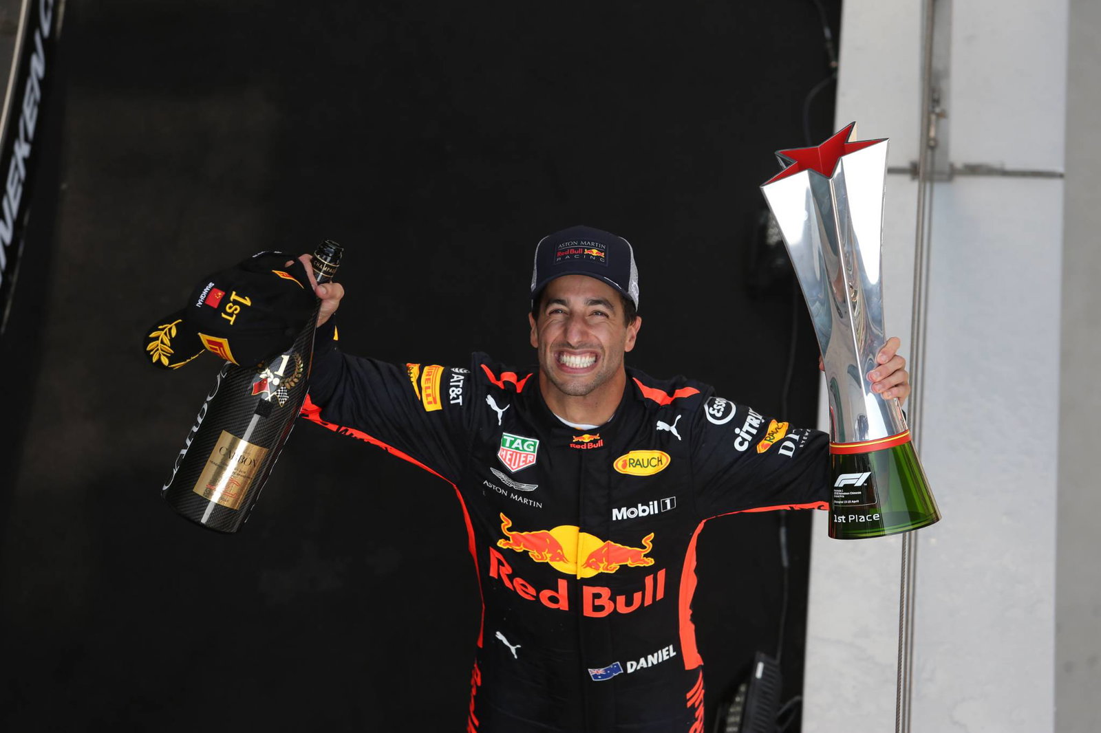 Daniel Ricciardo membantah telah menandatangani perjanjian awal F1 dengan Ferrari