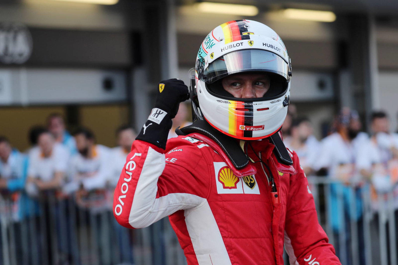 Sebastian Vettel mengambil tiang F1 Azerbaijan karena kesalahan telat merugikan Raikkonen