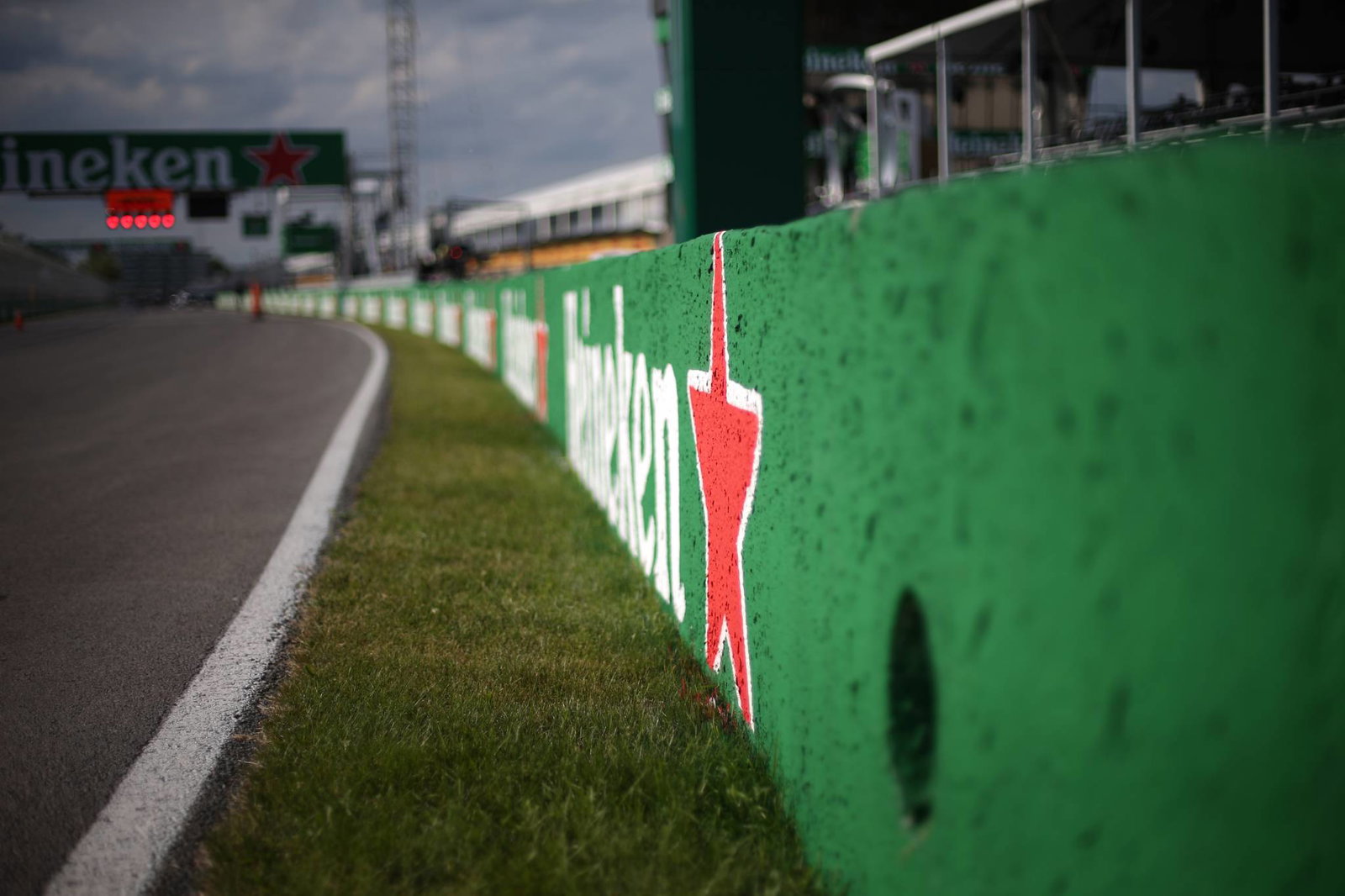 Max Verstappen memimpin Lewis Hamilton dalam pembukaan latihan F1 Kanada