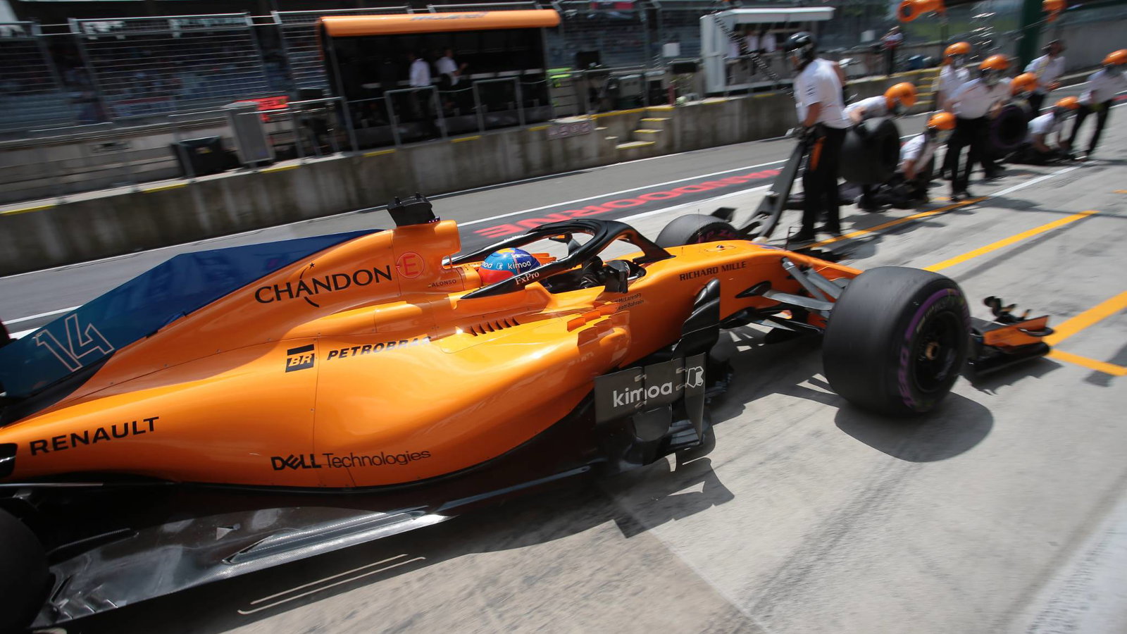 Fernando Alonso bersiap untuk start di pit lane di GP Austria