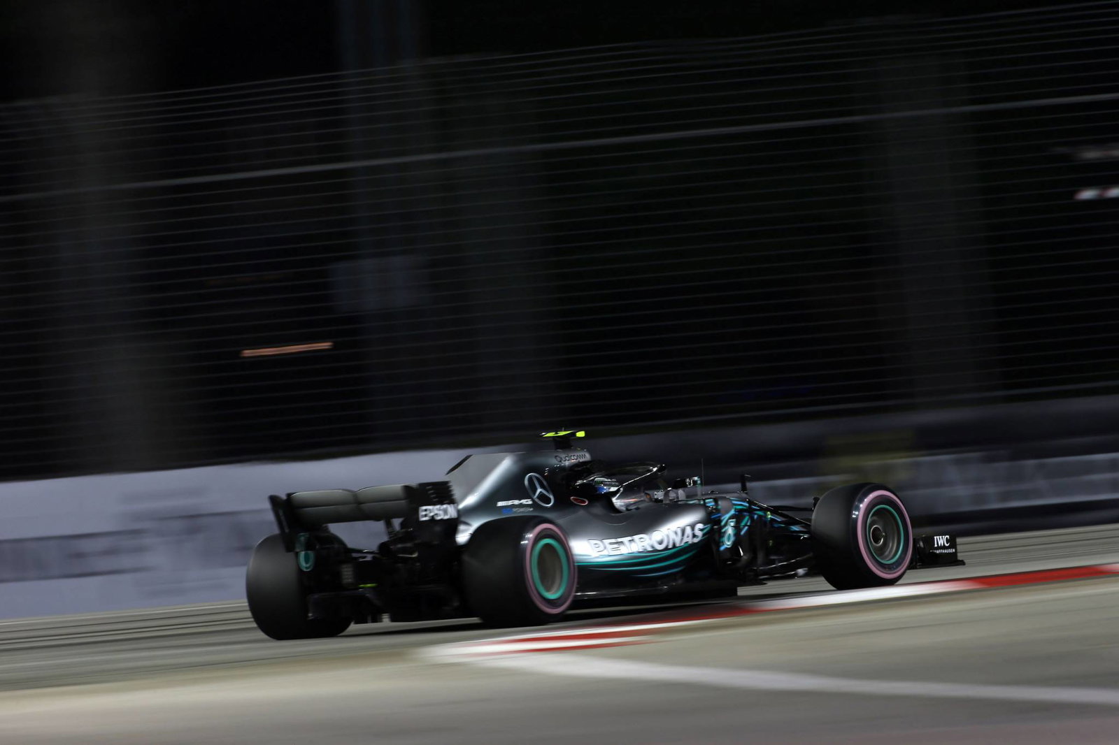 Hamilton predicts three-way fight in Singapore, praises Mercedes gains