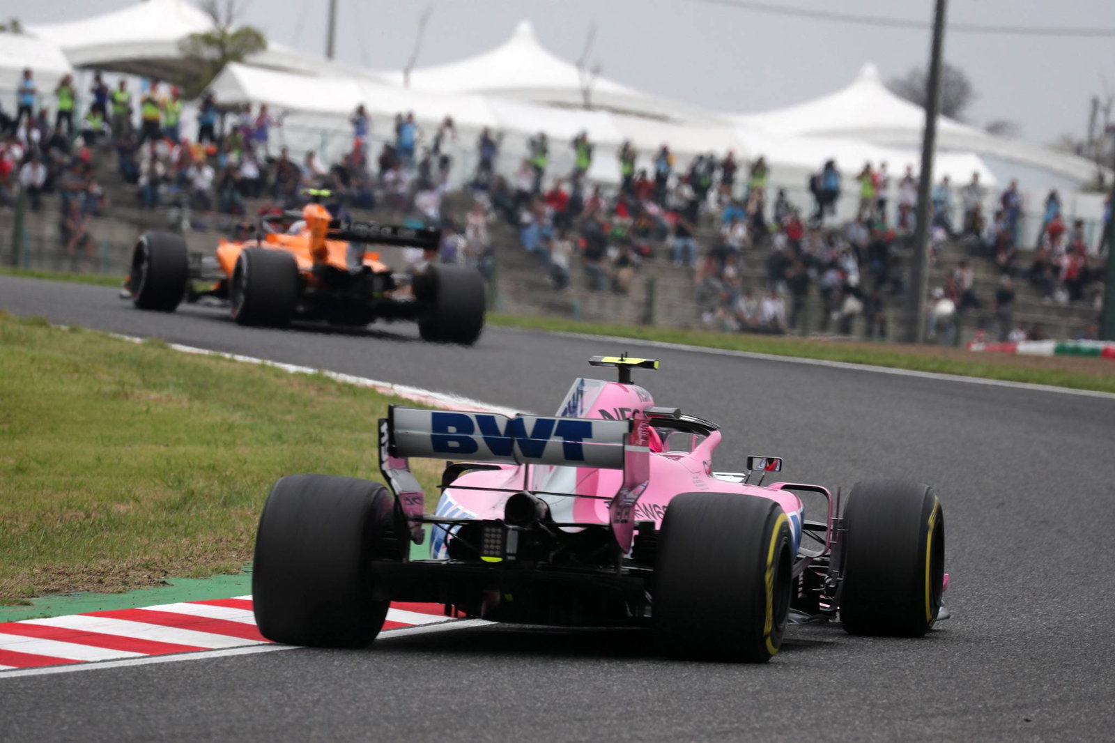 Mercedes di 'Alice in Wonderland' dengan Hamilton, kemitraan Bottas