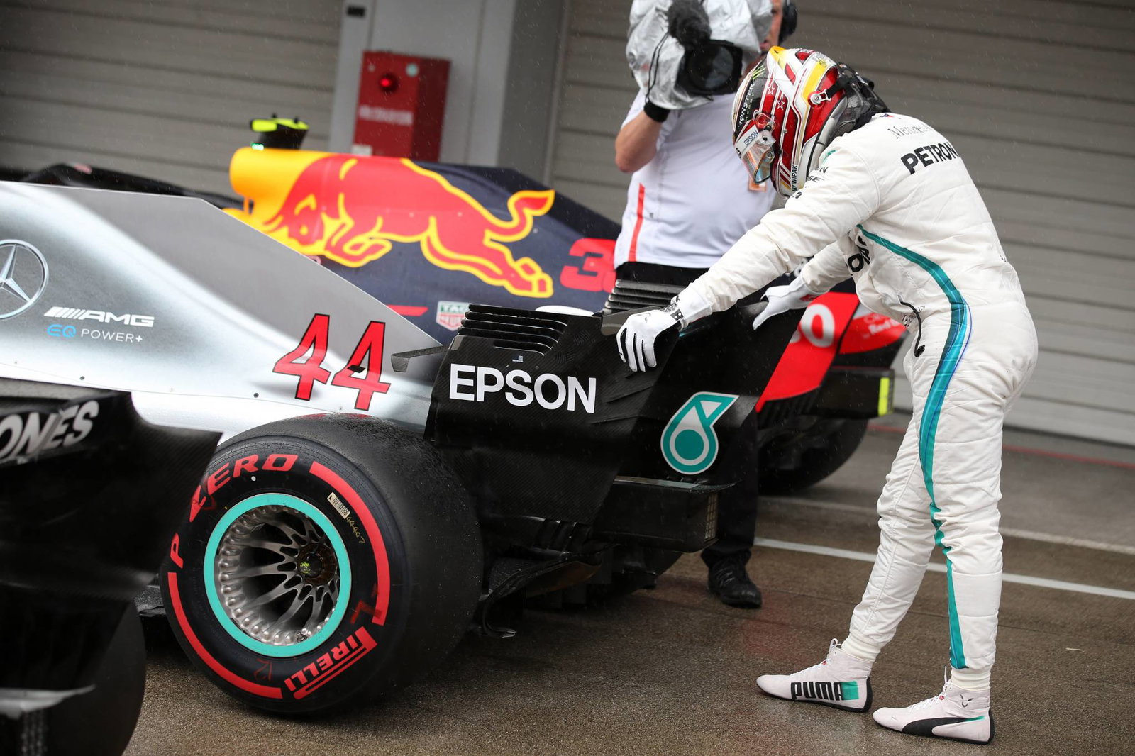 Hamilton calls for Pirelli to end “ridiculous” one-stop F1 races