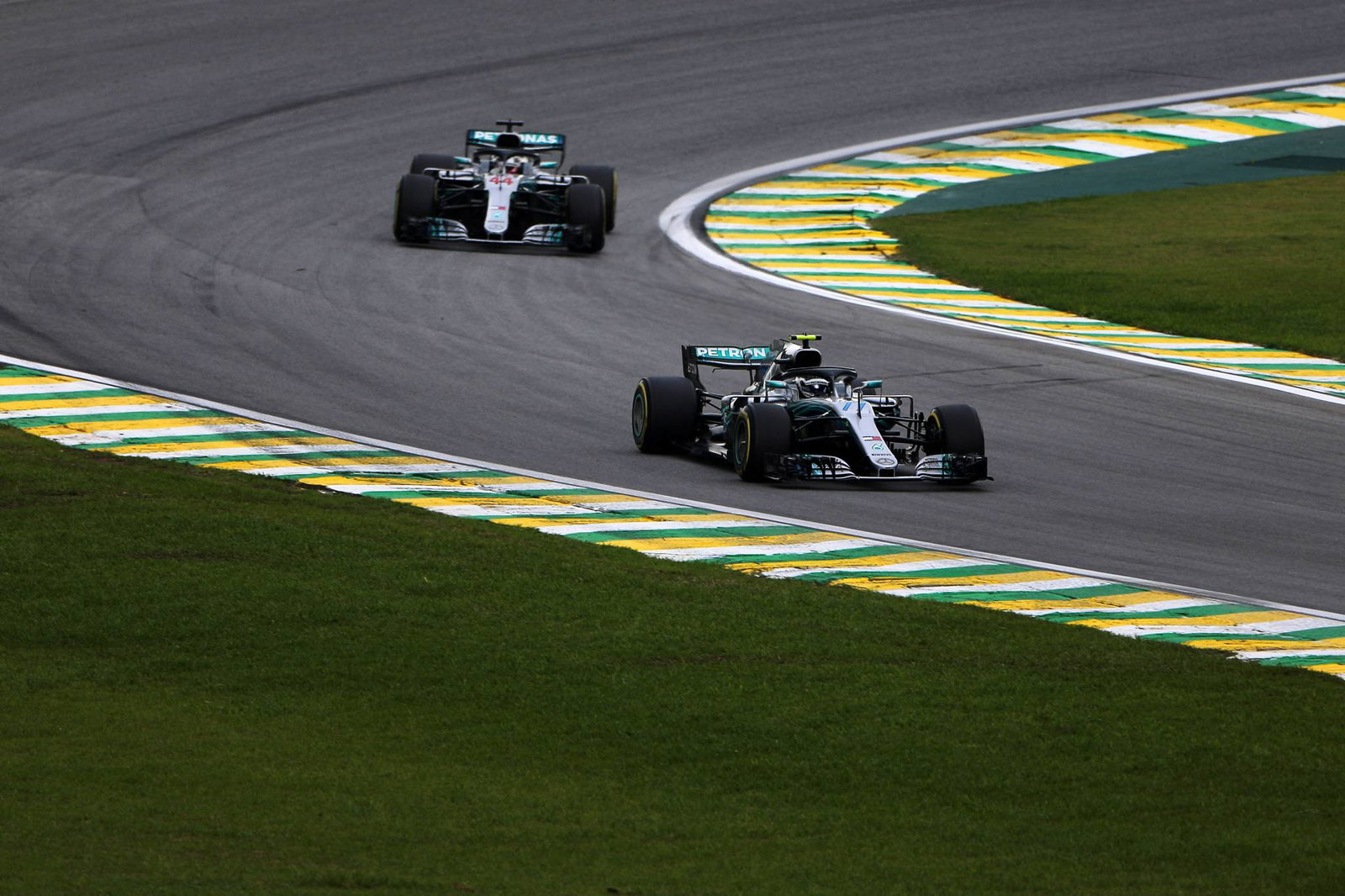 Daniel Ricciardo membela Vettel atas insiden jembatan timbang F1 Brasil