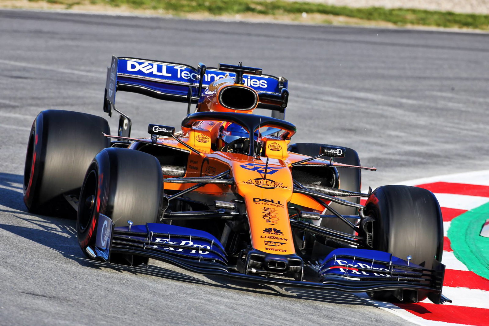 Sainz membuat McLaren tetap di atas karena Ferrari mengalami kemunduran tes F1