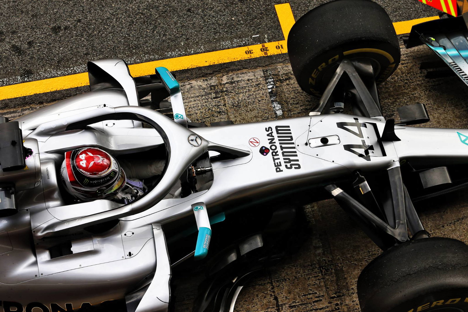 Hamilton: Ferrari looks ‘very, very strong’ in F1 testing