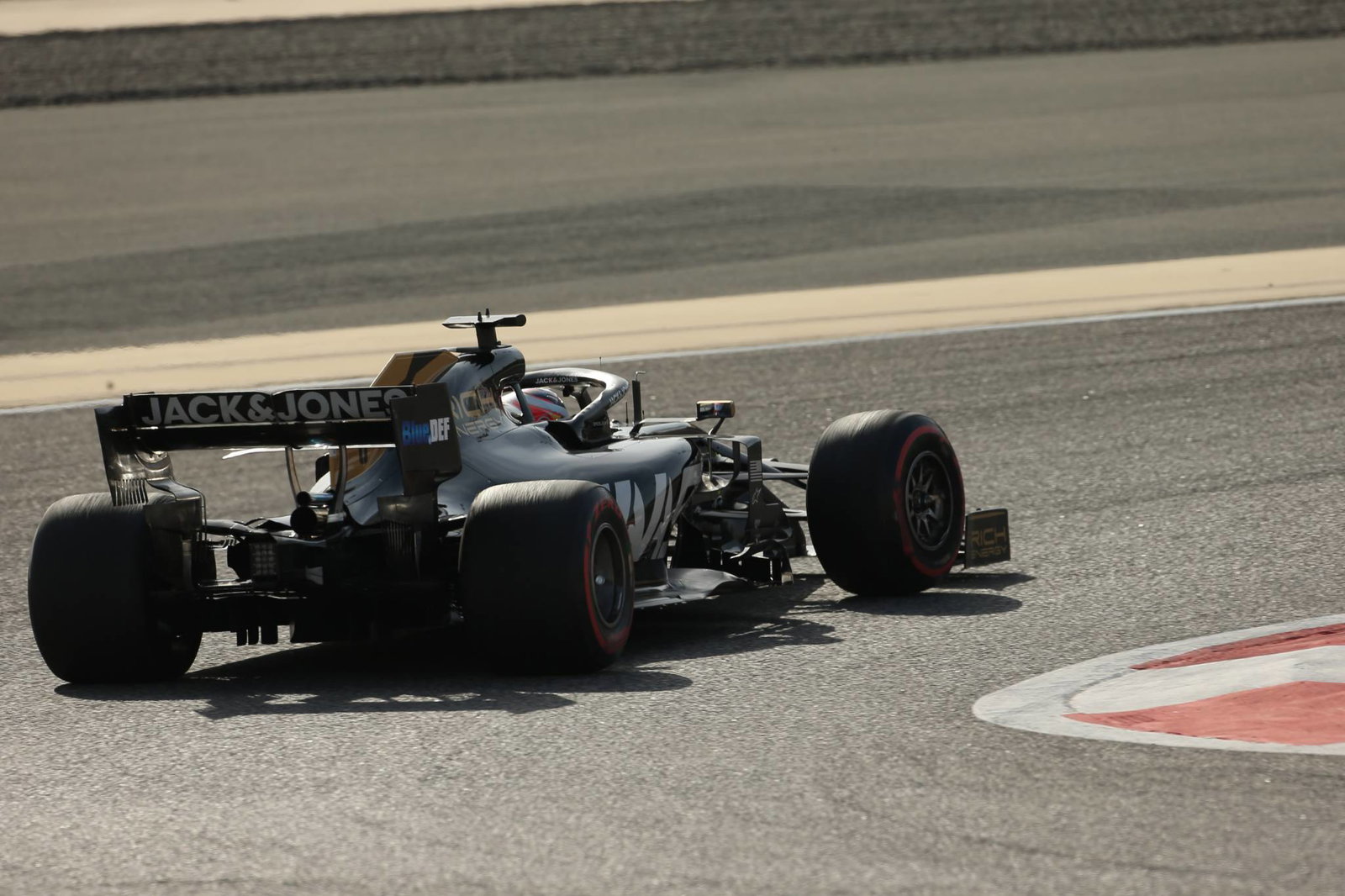 Vettel mengalahkan Leclerc saat Ferrari menunjukkan kecepatan