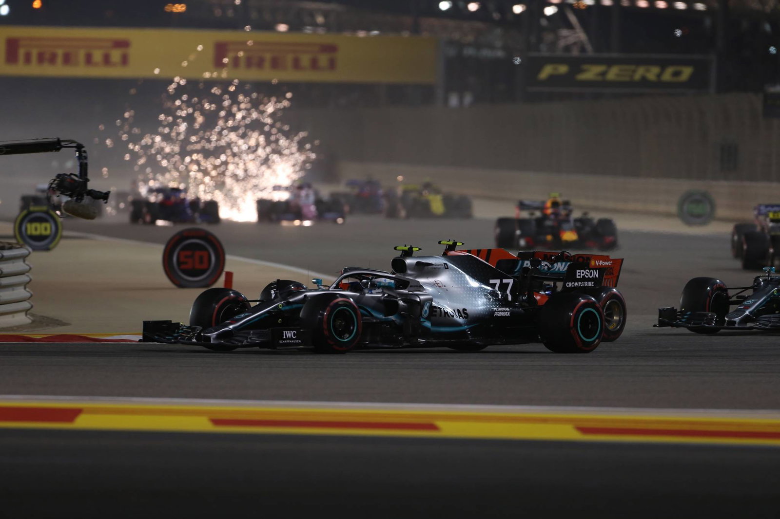 Hamilton menyapu kemenangan saat Leclerc menderita pukulan mesin yang kejam