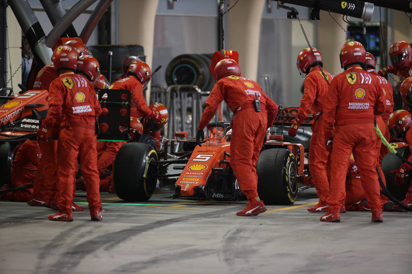 Vettel menegaskan putaran GP Bahrain di laga Hamilton tidak turun tekanan
