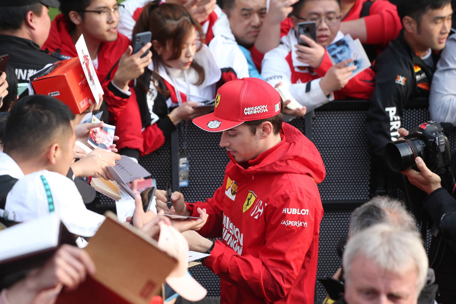 Coulthard, Dennis menyelesaikan pertunjukan Red Bull berjalan di Grand Prix Vietnam