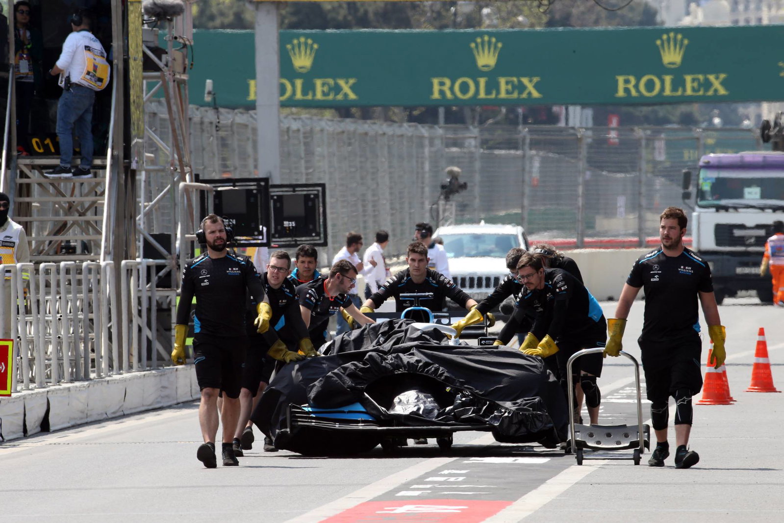 Penutup lubang got '10 -15 milimeter 'dari memasuki kokpit Russell