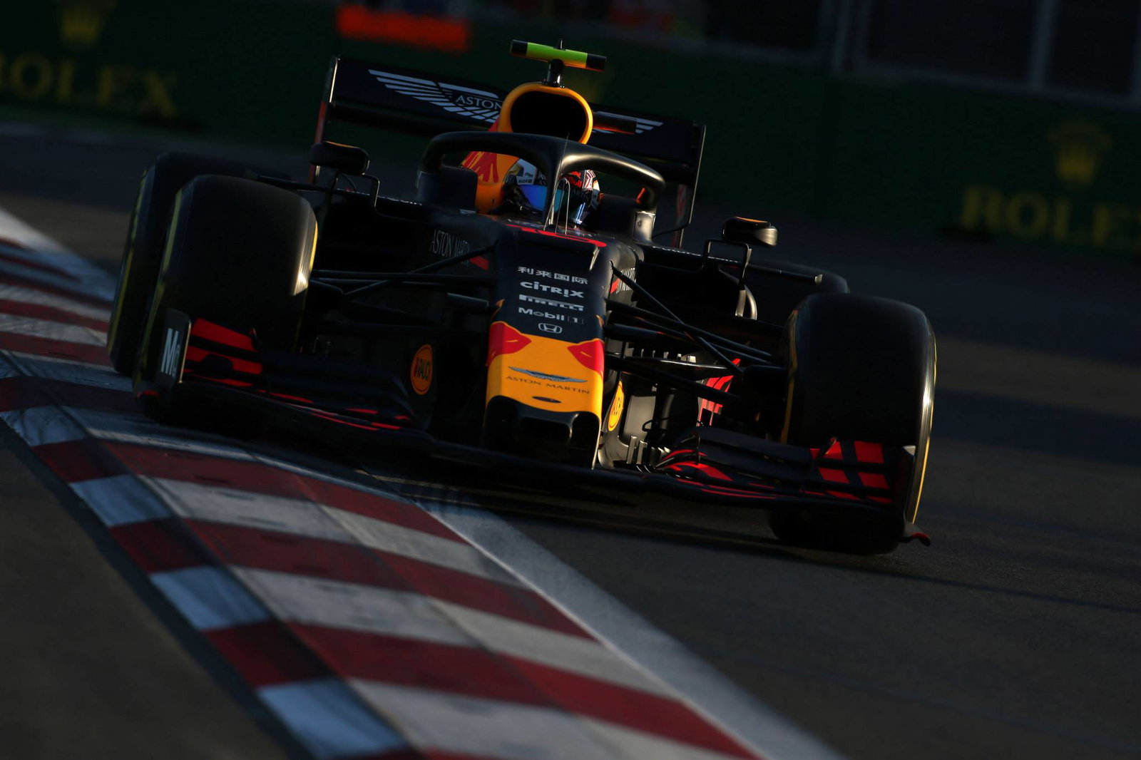 Bagaimana Friday di Baku berubah menjadi komedi kesalahan