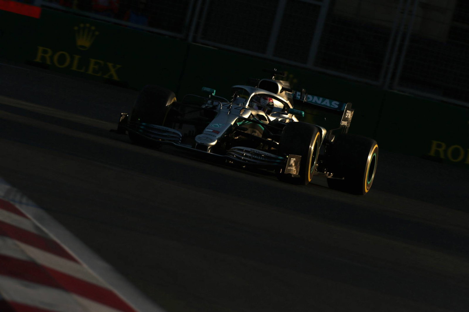 Bagaimana Friday di Baku berubah menjadi komedi kesalahan