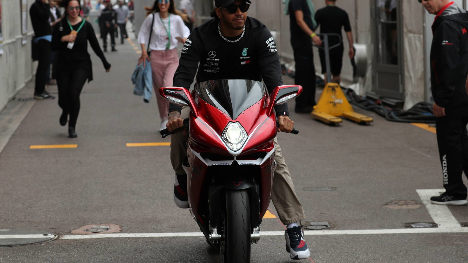 Lewis Hamilton dibebaskan dari konferensi pers FIA di Monaco