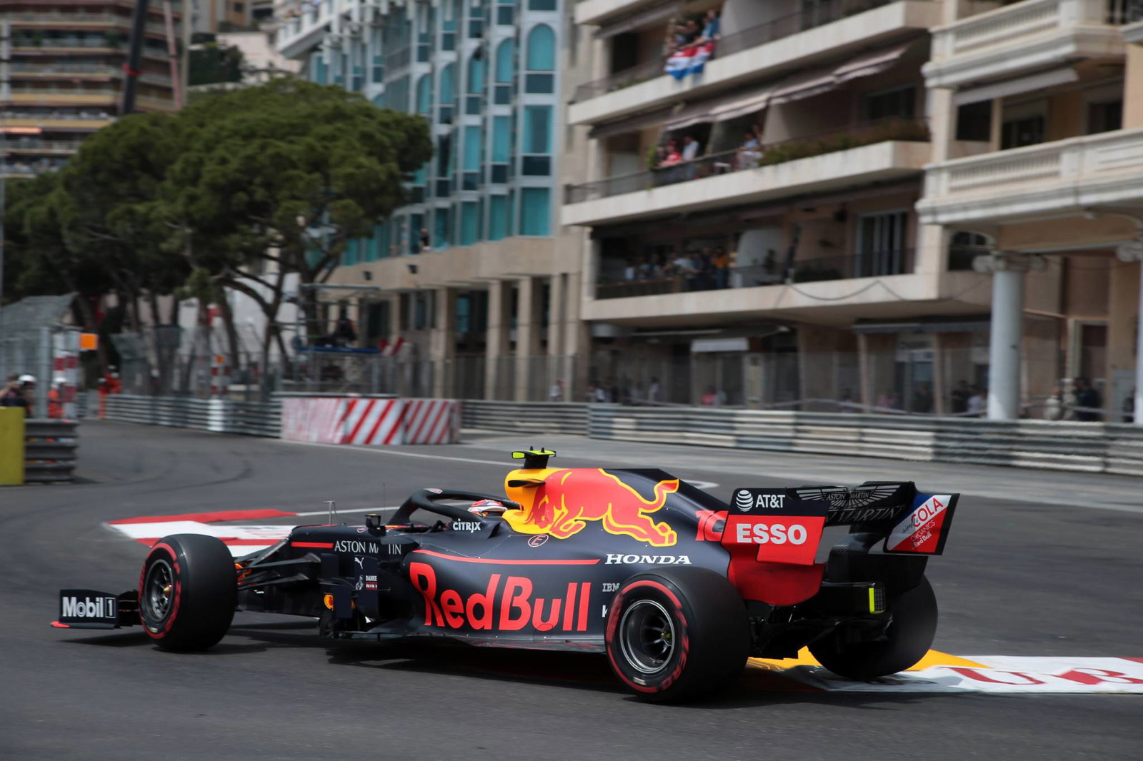 Lewis Hamilton dedicates ‘one of his best’ F1 poles to Niki Lauda