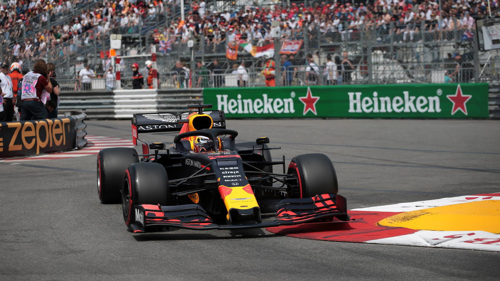 Max Verstappen: Lalu lintas, celah ban diperebutkan oleh Mercedes