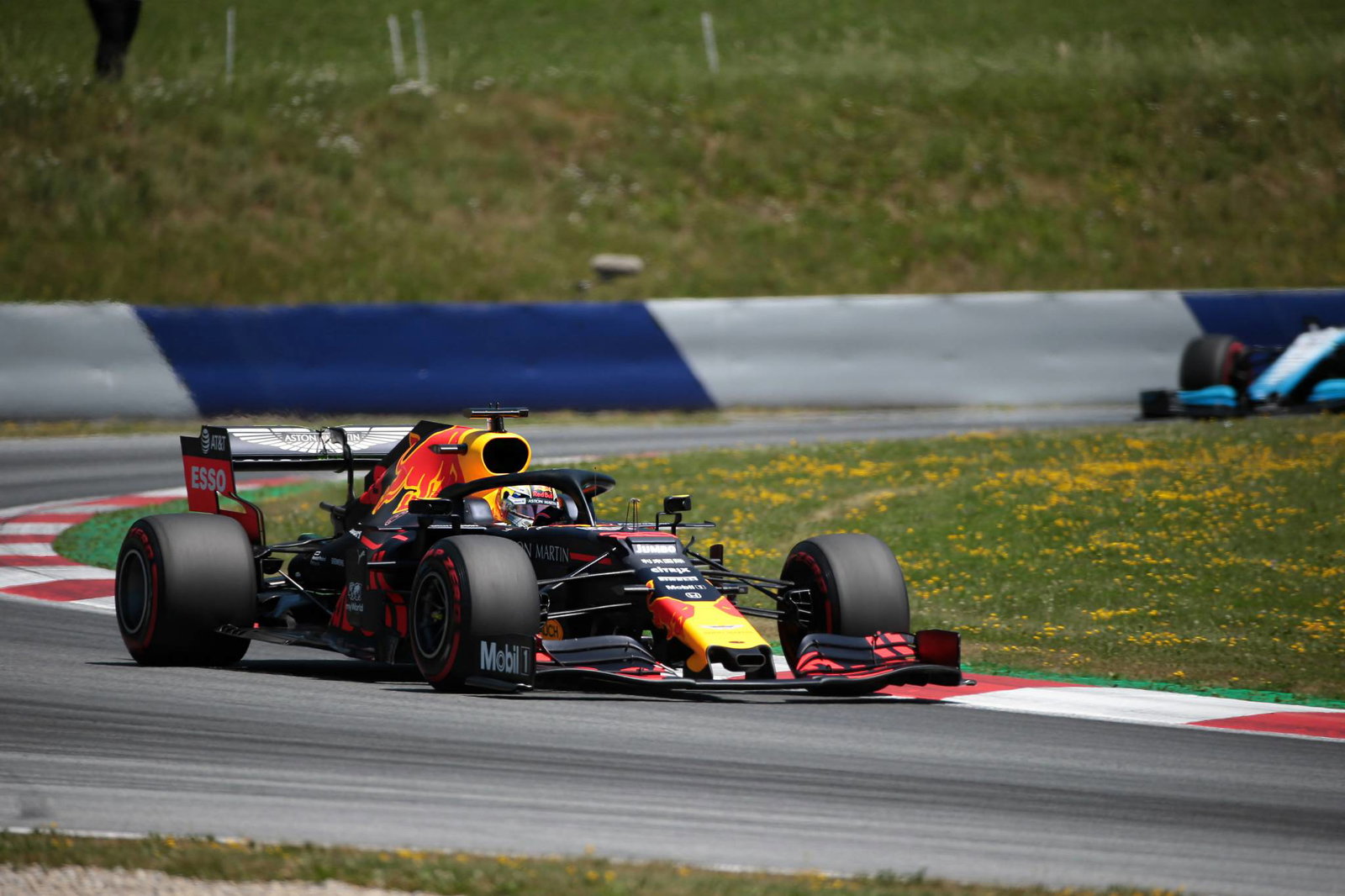 Leclerc meraih pole ke-2 F1 di Austria saat Hamilton, Vettel mengalami masalah