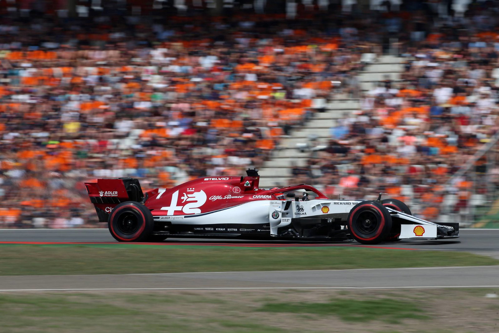 Lewis Hamilton mencetak tiang Grand Prix Jerman setelah kehancuran Ferrari