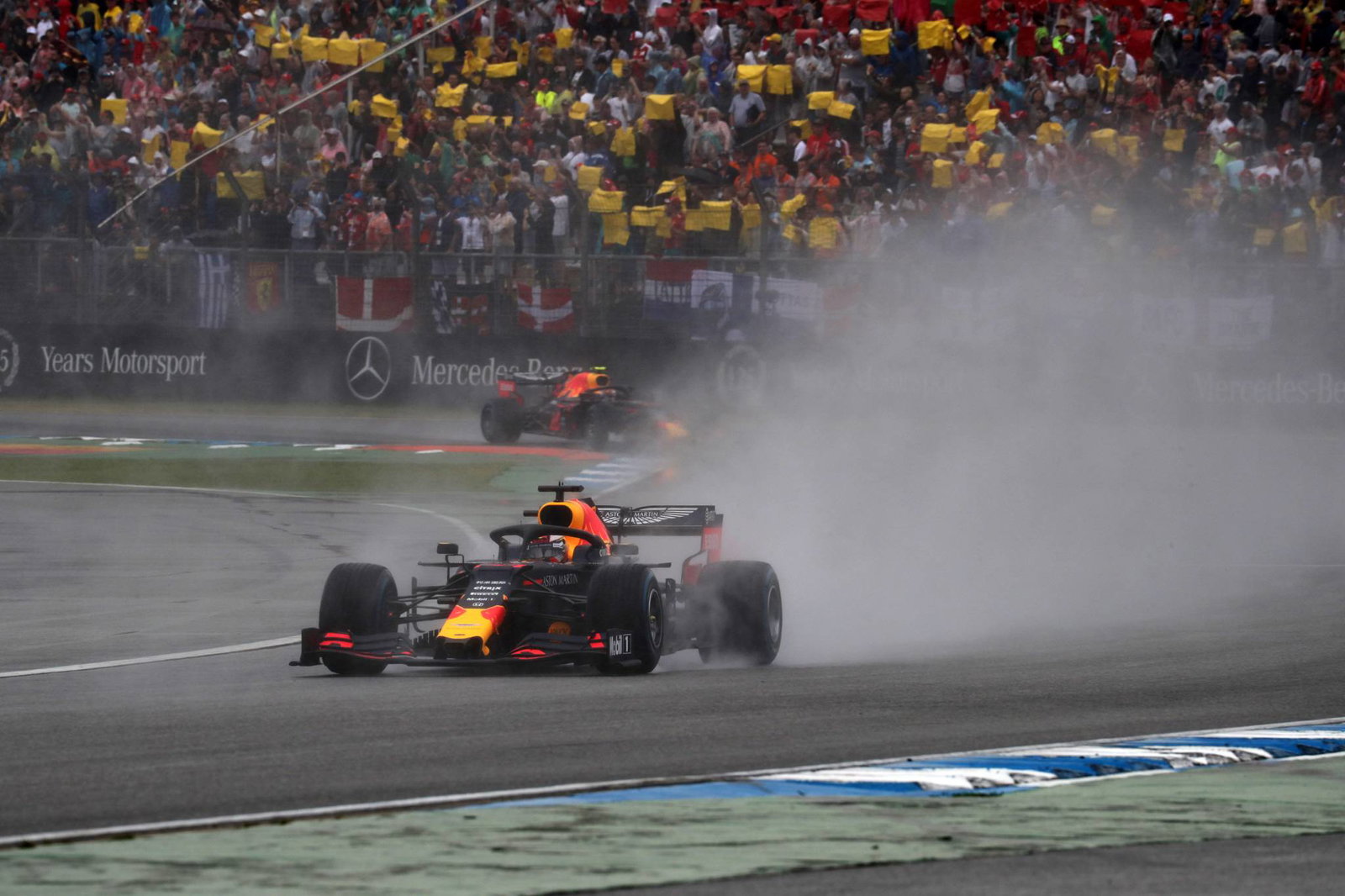 Max Verstappen memenangkan thriller basah Grand Prix Jerman saat saingannya goyah