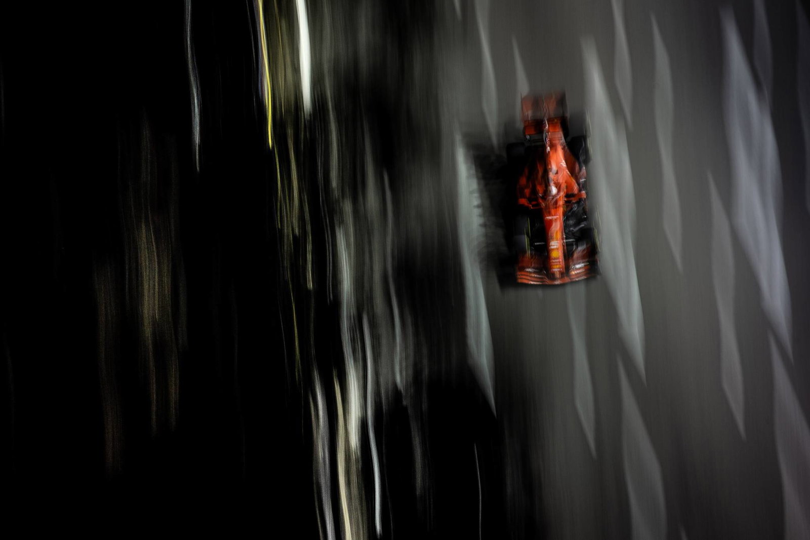 Vettel meraih kemenangan Singapura karena strategi Ferrari membuat Leclerc frustrasi