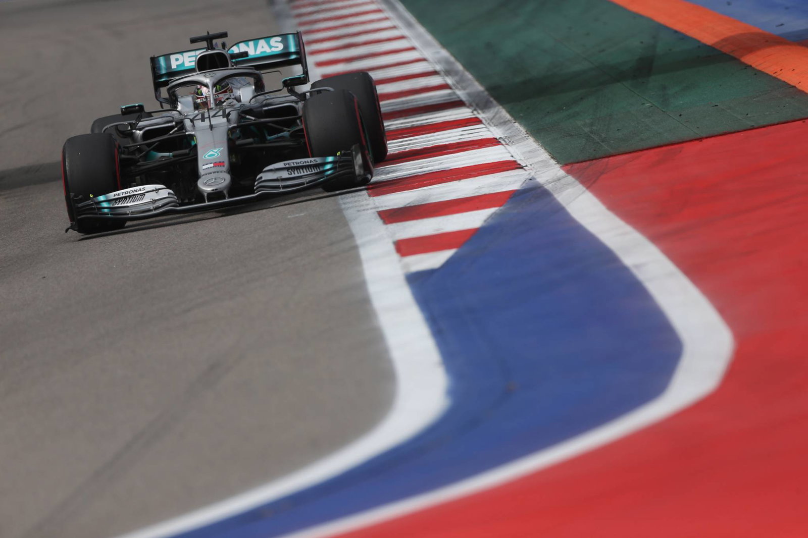 Lewis Hamilton meraup kemenangan Rusia sebagai perintah tim, VSC melukai Ferrari