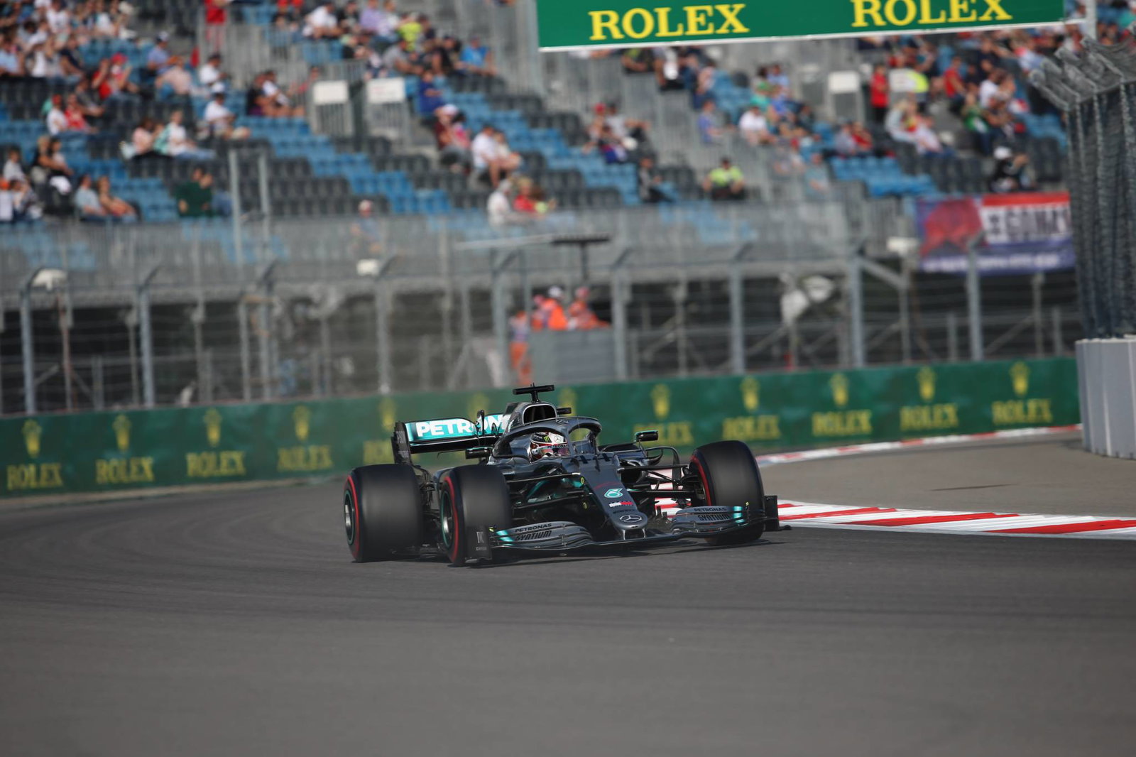 Lewis Hamilton meraup kemenangan Rusia sebagai perintah tim, VSC melukai Ferrari