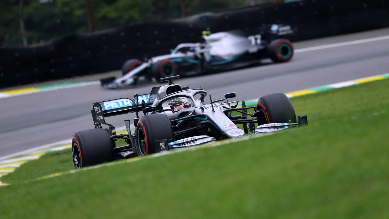 Hamilton mengatakan Mercedes bisa agresif dalam sisa balapan 'freebie'
