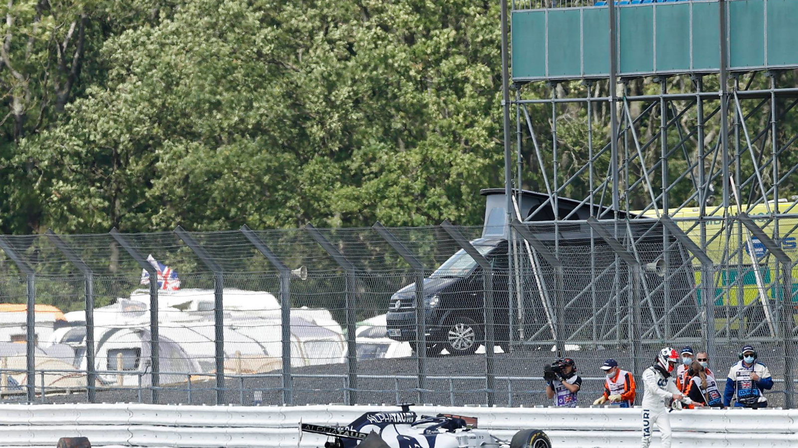 Silverstone membuat perubahan penghalang F1 setelah kecelakaan Daniil Kvyat