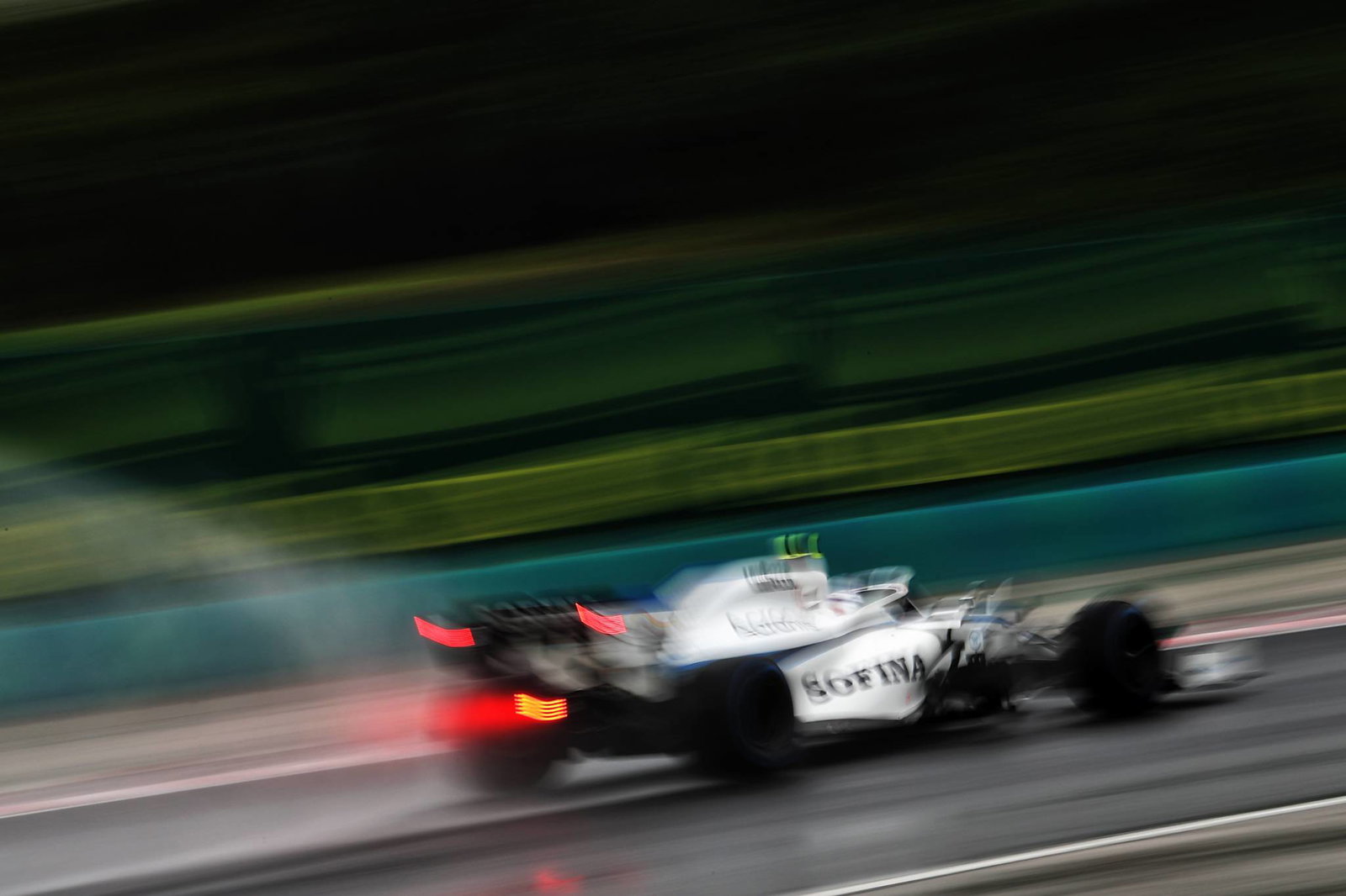 Hungarian GP: Vettel fastest in wet second practice session