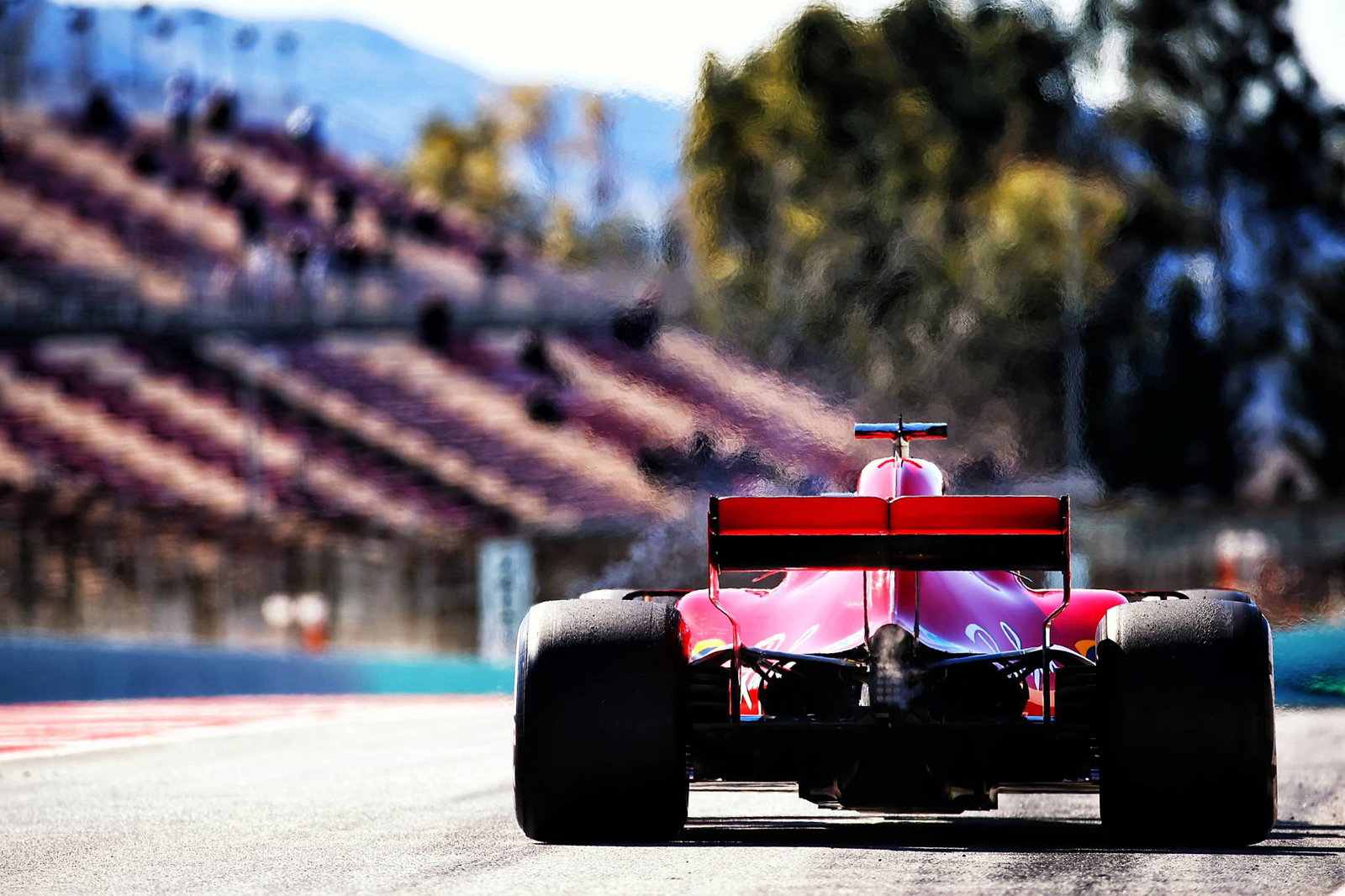 Vettel mengakhiri hari pertama tes F1 kedua dengan tercepat karena kesengsaraan menumpuk untuk McLaren