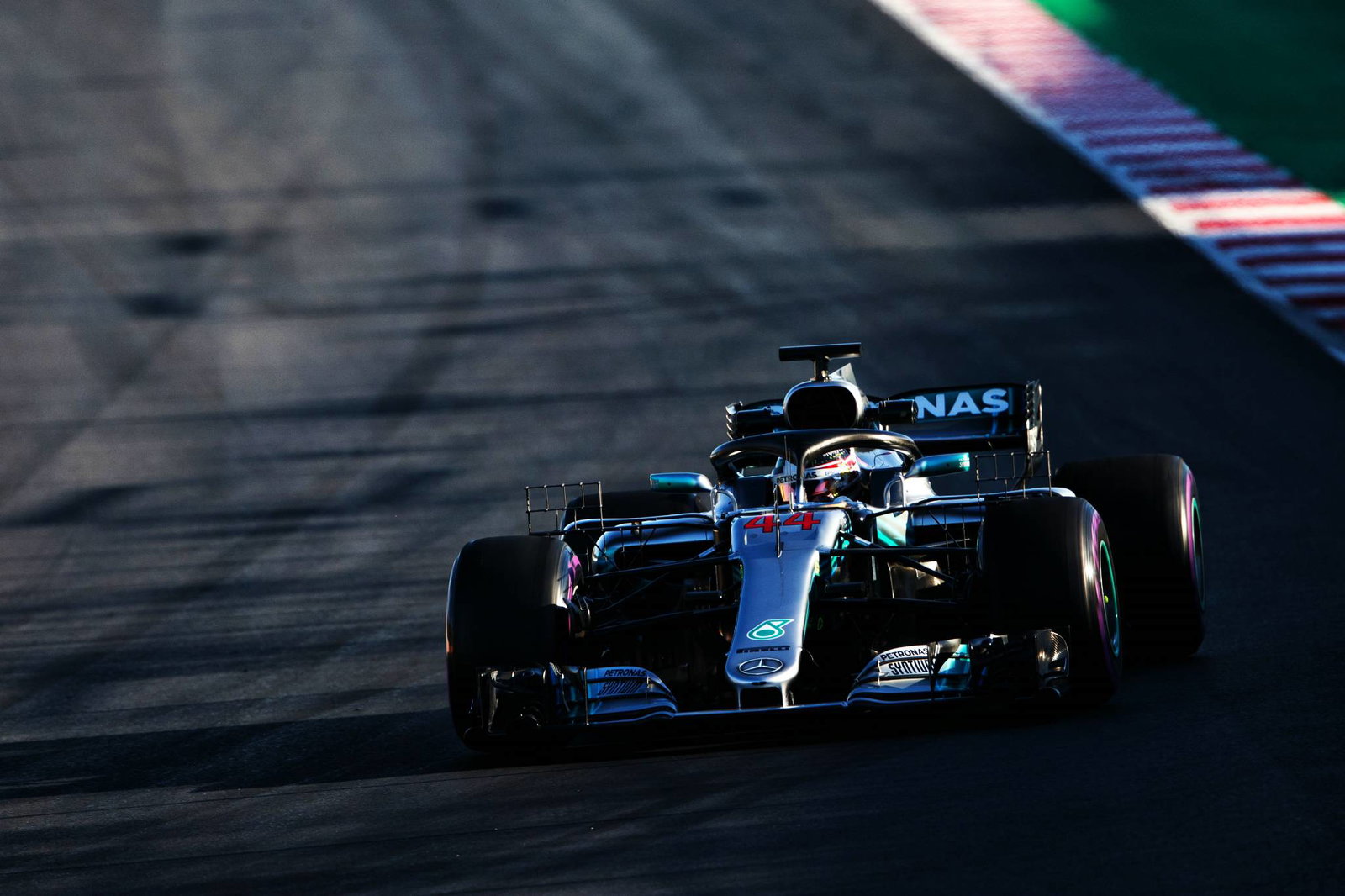 Charles Leclerc marah pada dirinya sendiri setelah kesalahan pengujian F1 terlambat