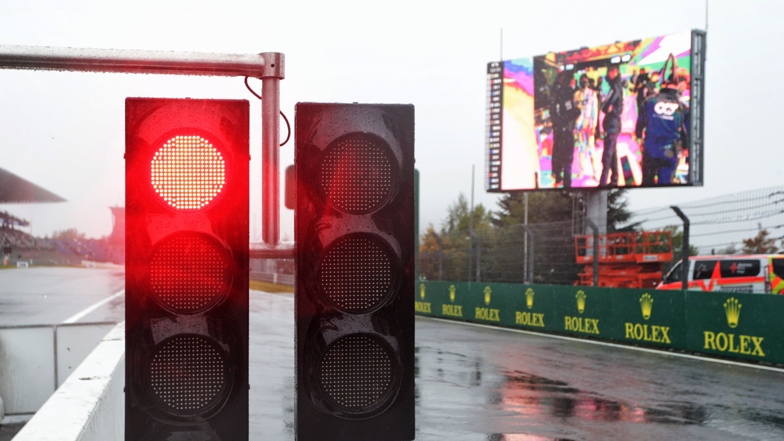 Circuit atmosphere - red light at the pit lane during the first practice session.