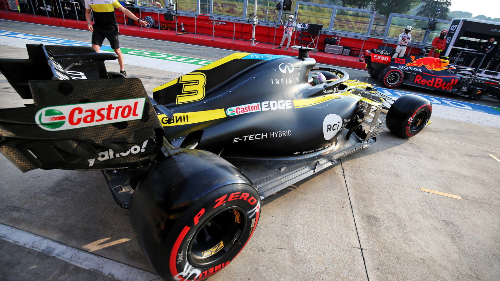 Daniel Ricciardo (AUS) Renault F1 Team RS20 leaves the pits.