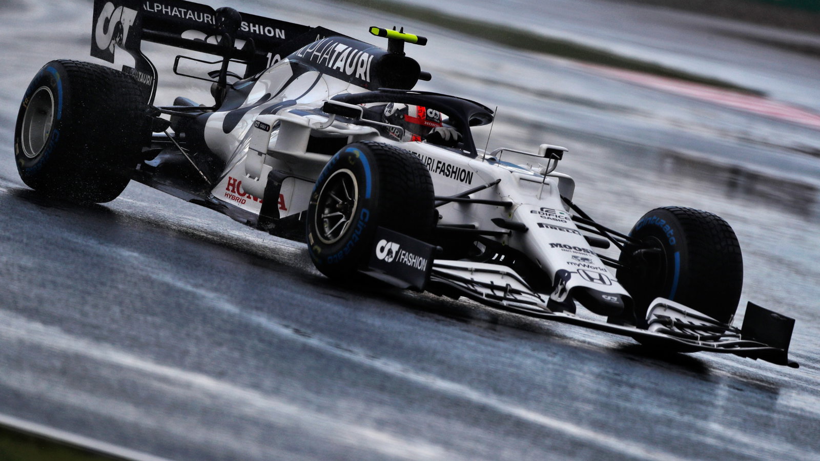 Pierre Gasly (FRA) AlphaTauri AT01.