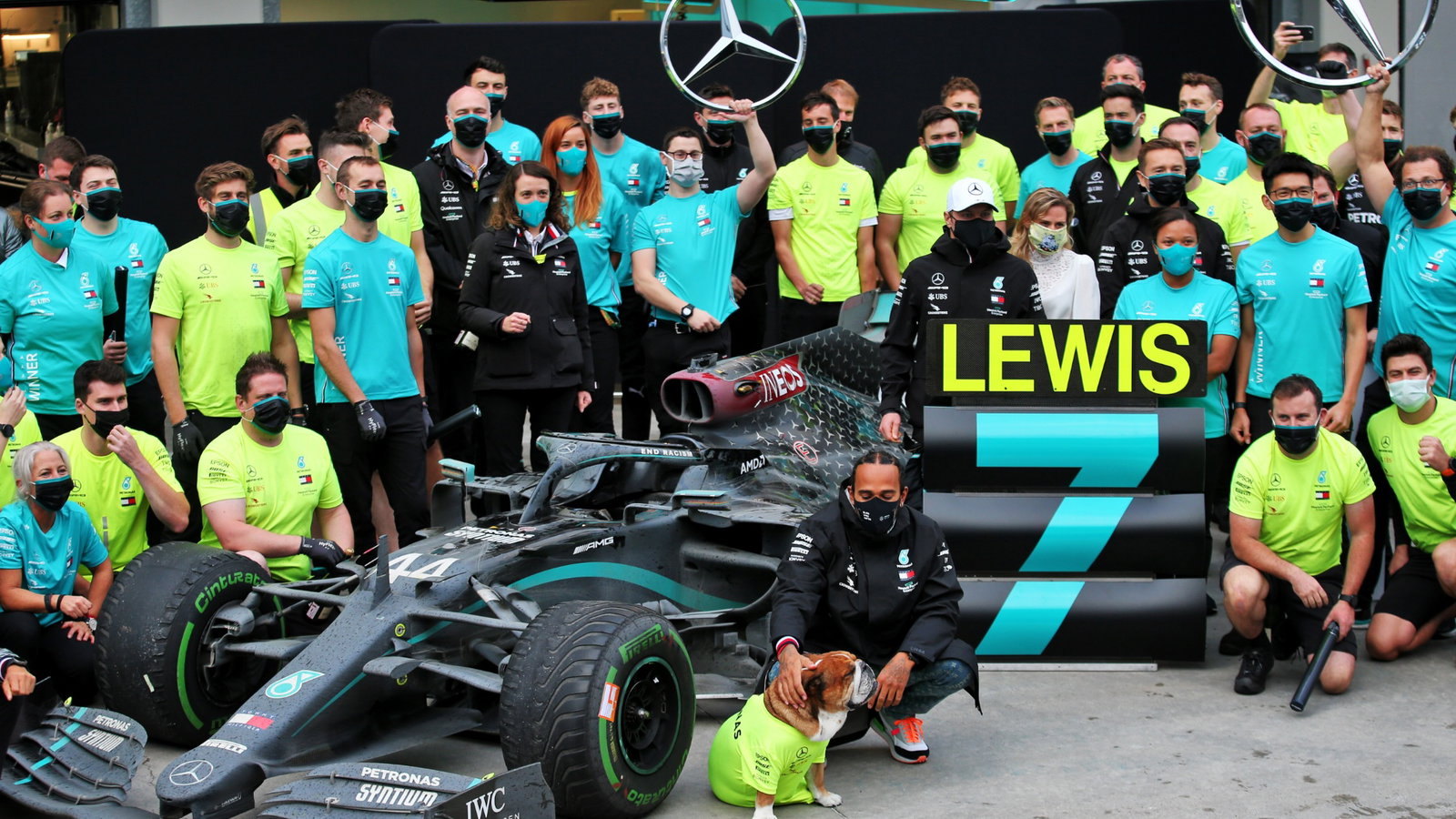 Race winner and World Champion Lewis Hamilton (GBR) Mercedes AMG F1 celebrates with the team.