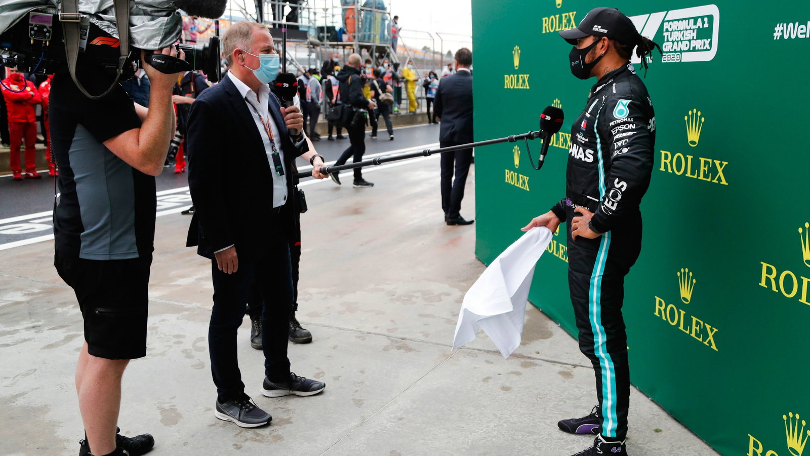 Lewis Hamilton (GBR) Mercedes AMG F1 in parc ferme with Martin Brundle (GBR) Sky Sports Commentator.