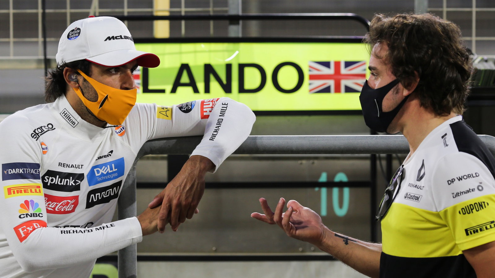 (L to R): Carlos Sainz Jr (ESP) McLaren with Fernando Alonso (ESP) Renault F1 Team.