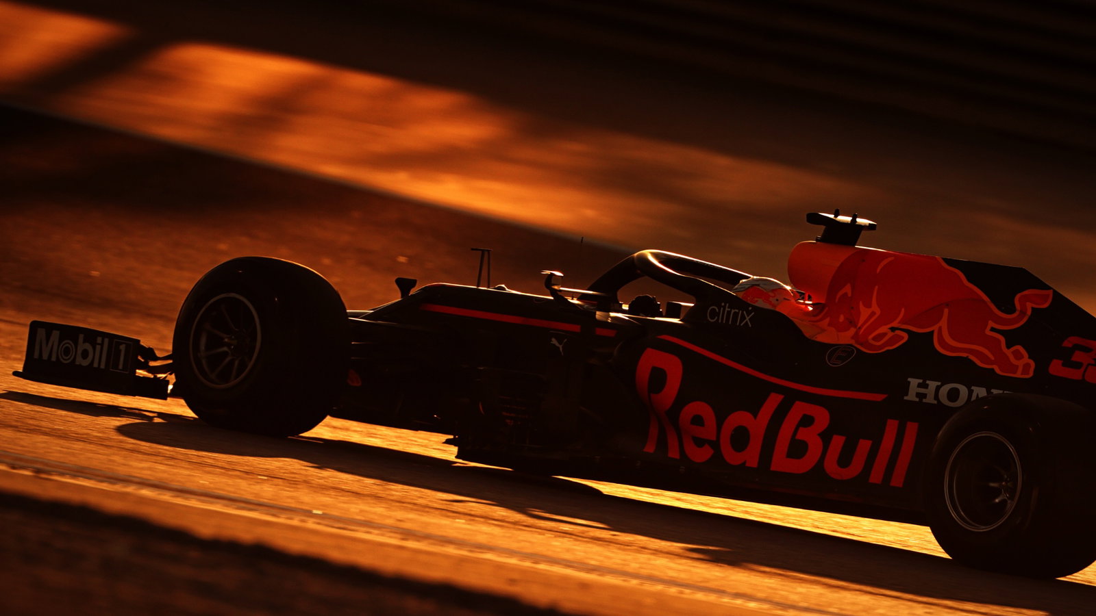 Max Verstappen (NLD) Red Bull Racing RB16B.
